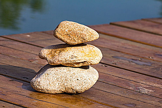 三块摞在一起的石头