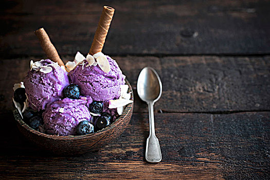 舀具,蓝莓,冰淇淋,杏仁粉,巧克力,威化脆皮,木碗