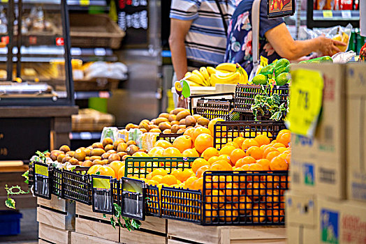 社区明亮的超市,展售多样的蔬果及货品