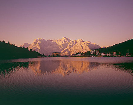 湖,山峦