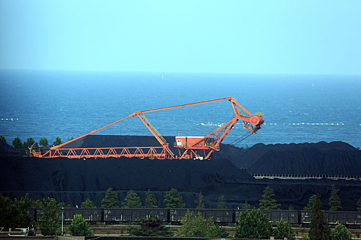 山东省日照市,碧海与帆船辉映下的海龙湾风景如画