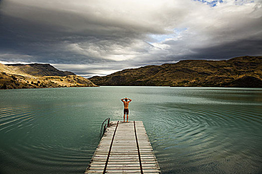 男青年,站立,结束,木质,码头,准备,跃起,平静,湖,围绕,山,托雷德裴恩国家公园,智利