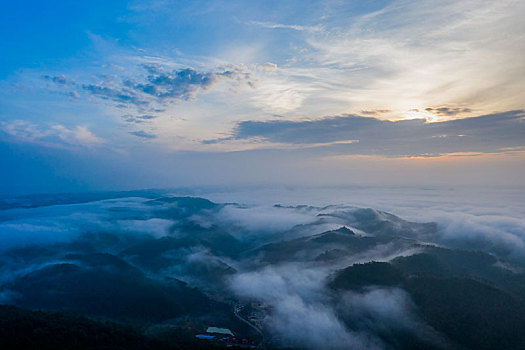 广西梧州,日出朝霞云雾绚丽多姿