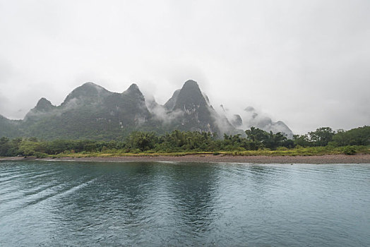 烟雨中的中国桂林漓江山水风光