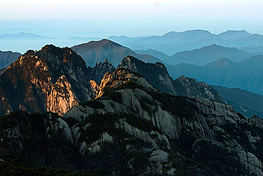 日出时的太阳照在山峰上