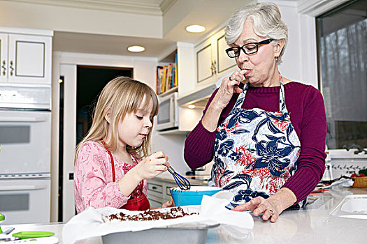 女孩,混合,蛋糕,厨房操作台,祖母,舔,手指