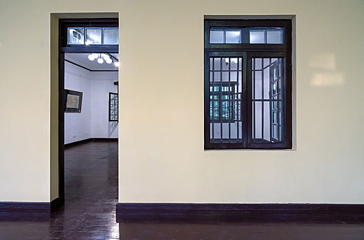 室内空间,木地板,门,窗