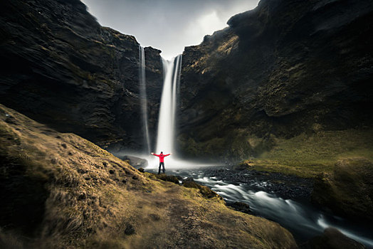 男人,红色,外套,正面,瀑布,峡谷,生动,气氛,定时暴光,靠近,冰岛,欧洲