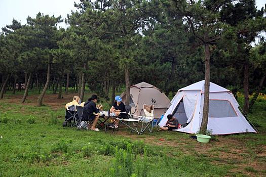 山东省日照市,感受大海的清凉,游客畅游金沙滩