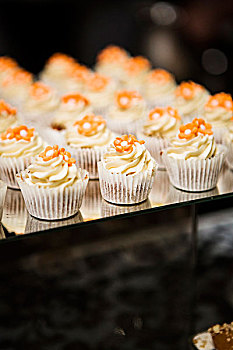 特写,杯形蛋糕,橙色,糖衣,花,甜点,桌子