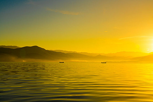 彩色泸沽湖