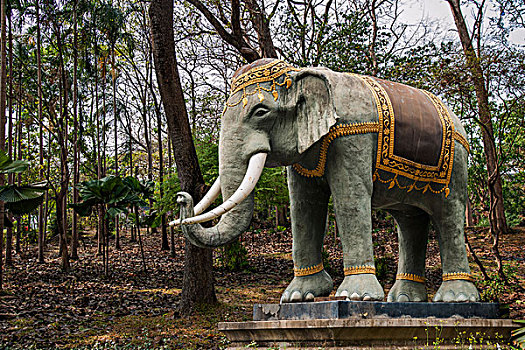 泰国清迈森林大象雕塑