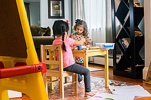 两个女孩,坐,桌子,制作,艺术,绘画