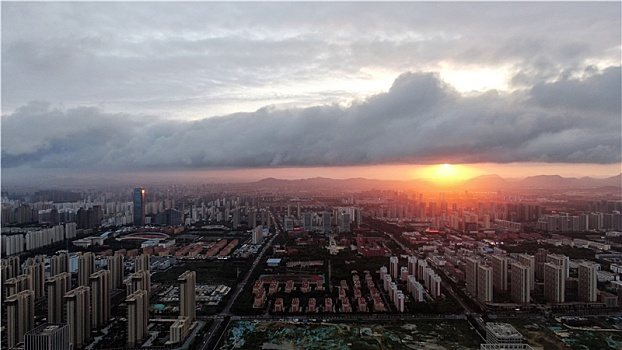 山东省日照市,乌云笼罩城市上空,山雨欲来风满楼