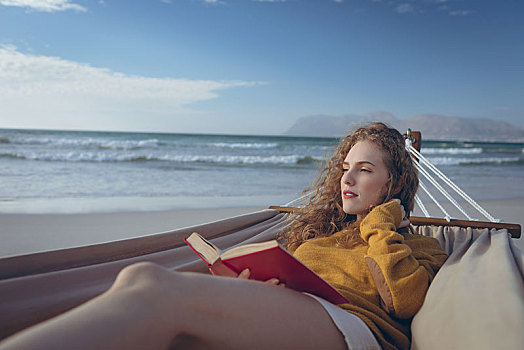 女人,拿着,书本,躺着,吊床,海滩