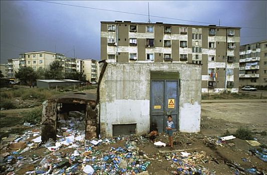 罗马尼亚,两个,吉普赛人,儿童,靠近,垃圾堆,垃圾,建筑,背景