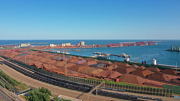 蓝天下的港口运输生产繁忙有序