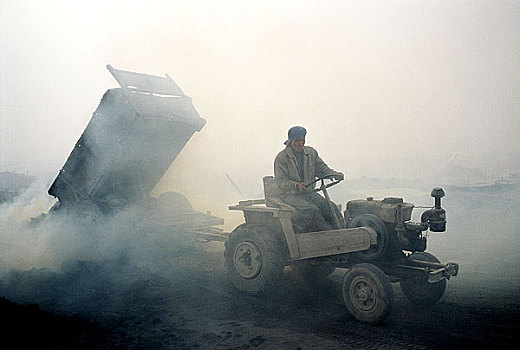 河南洛阳市伊川县高山乡的一个采石场,这是往烧制石灰的石灰窑到石头烧制石灰