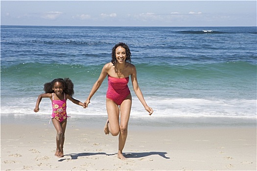 母女,5-7岁,跑,大西洋,海浪,沙滩,握手,微笑,正面