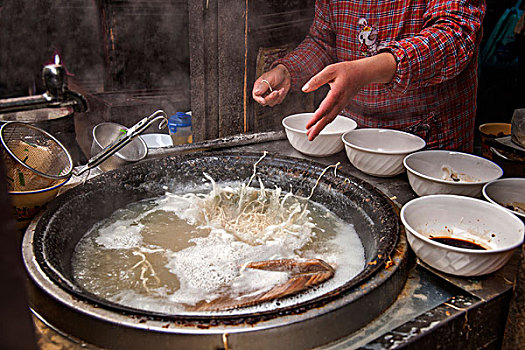 镇江西津渡古街头的美食,锅盖面