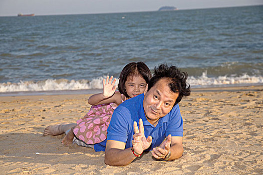老年人和小女孩在海边玩耍