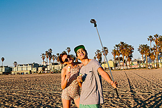 年轻,情侣,智能手机,棍,海滩,威尼斯海滩,加利福尼亚,美国