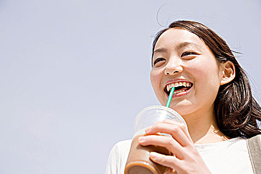 日本年轻女性,喝咖啡