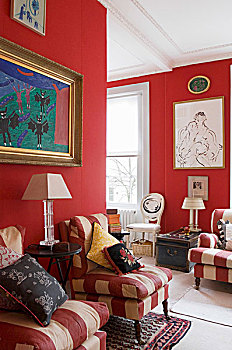客厅,红色,墙壁,白色,条纹,扶手椅,别墅