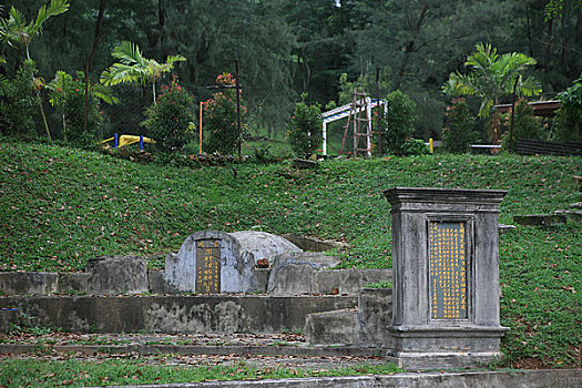 马来西亚,马六甲,三宝山,是中国以外最大的中国人墓地,墓地达25公顷,有12003个坟墓,所以又名,中国之丘