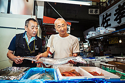传统,鲜鱼,市场,东京,两个男人,销售,客户,拿着,长,鱼肉,出售