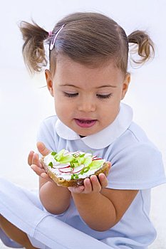 小女孩,拿着,面包片,黄瓜,萝卜