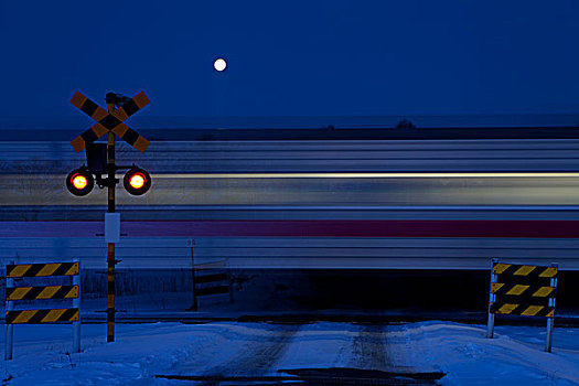 满月,列车,黎明
