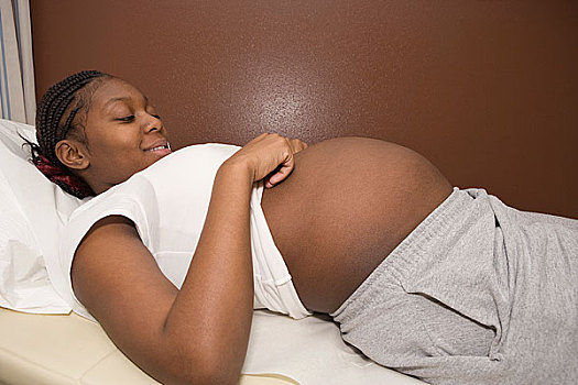 孕妇,躺着,检查,桌子,微笑,腹部