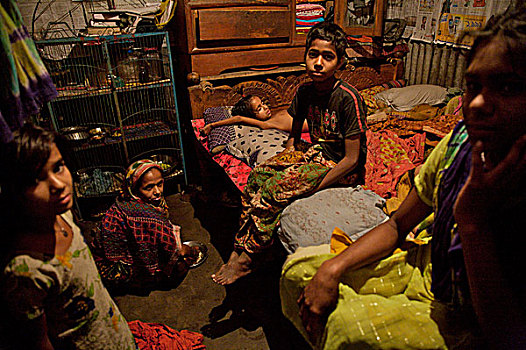家庭,竹子,贫民窟,住房,靠近,河,老,达卡,孟加拉,二月,2007年,许多,10个人,生活方式,脚,房间,分享,手,泵,卫生间,厨房,人