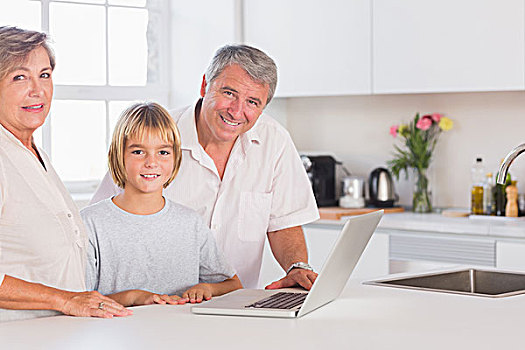 孩子,祖父母,看镜头,笔记本电脑,正面,厨房