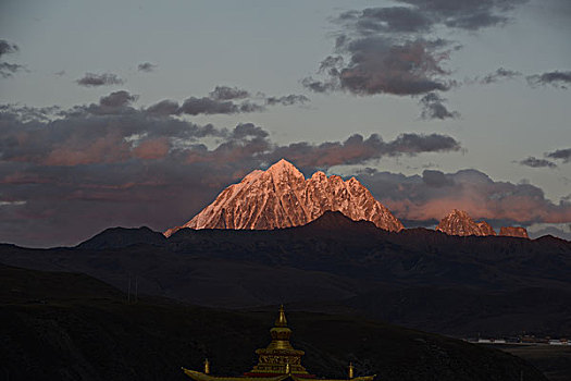 雅拉神山