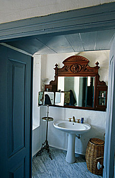 老式,剃,镜子,站立,靠近,浴室,盆,雕刻,木框,高处