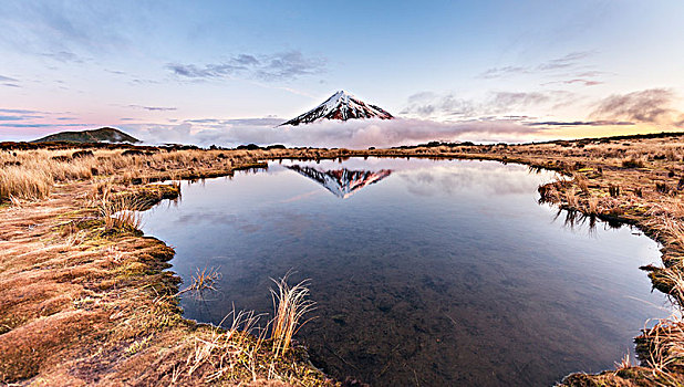 反射,山中小湖,湖,云,层状火山,塔拉纳基,日落,艾格蒙特国家公园,新西兰,大洋洲