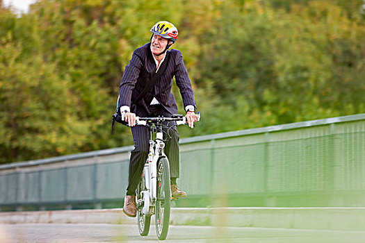 商务人士,骑自行车,桥