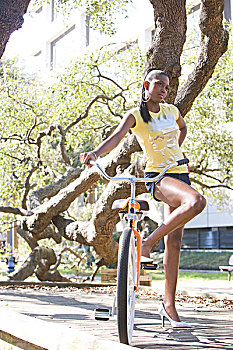 肖像,年轻,美国黑人,女性,自行车,公园