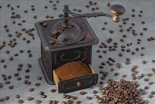 老式,金属,咖啡研磨机,抽屉,满,地面,咖啡,站立,散开,咖啡豆