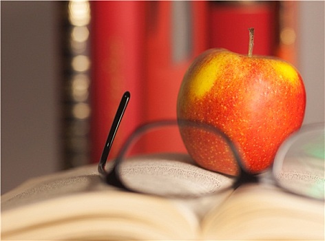 苹果,书本,眼镜