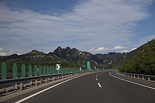 平坦干净的高速公路