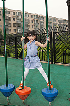 小女孩在幼儿园内玩滑梯