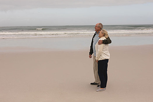 老年,夫妻,站立,搂抱,海滩