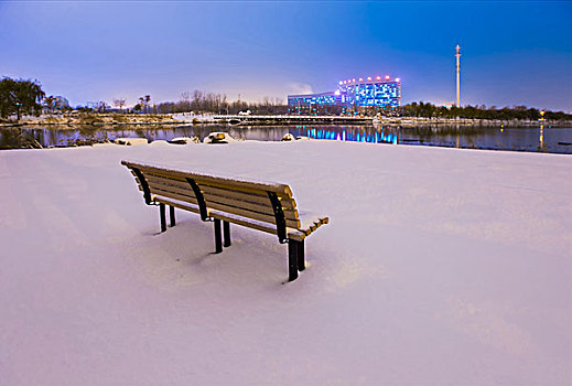 长椅边的城市夜景雪景