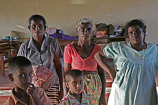 三个女人,等待,学校,难民,跟随,印度洋,海啸,2004年,斯里兰卡,一月,2005年
