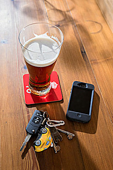 车钥匙,品脱,啤酒,手机