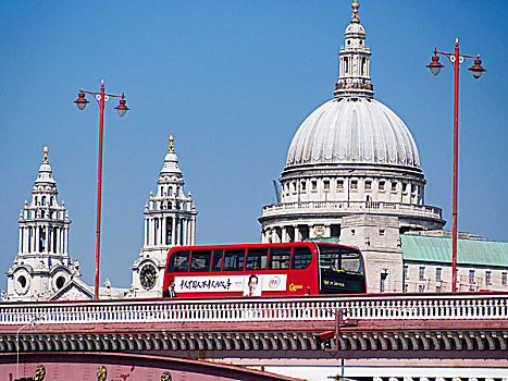 英格兰,伦敦,黑衣修道士桥,大教堂,传统,红色公交车,穿过