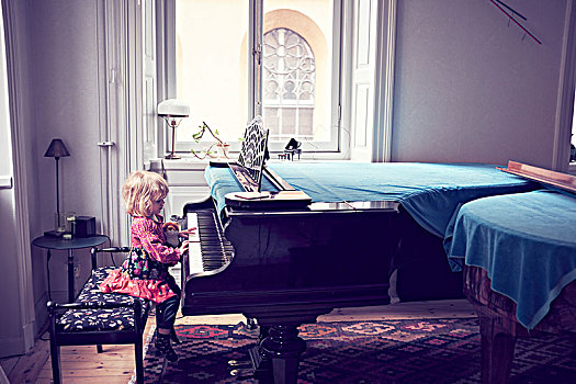 小女孩,演奏,钢琴,客厅